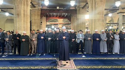 آلاف المصلين يؤدون العشاء والتراويح في الجامع الأزهر