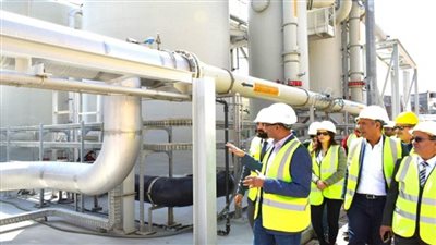 نائب وزير الإسكان وقنصل فرنسا ووفد فرنسي يزورون أكبر محطة معالجة صرف صحي بالإسكندرية (صور)