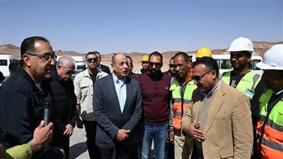 رئيس الوزراء يجري حوارا مع العاملين بمشروع تطوير وتوسعة مطار سانت كاترين (صور)