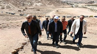 رئيس الوزراء يصعد أعلى تبة هارون ويستمع لوجهة النظر الدينية والأثرية حول جبل التجلي والمنطقة المحيطة (صور)