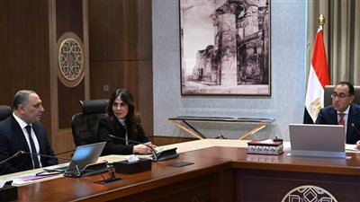 رئيس الوزراء يتابع مع رئيس المركز الوطني لتخطيط استخدامات أراضي الدولة ملفات العمل (صور)