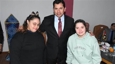 وزير الرياضة يشارك ذوي الهمم بمراكز التخاطب في إفطار جماعي احتفالا بيوم زايد الإنساني