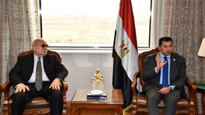  وزير الرياضة يناقش آليات الحد من أمراض القلب والموت المفاجئ بالملاعب المصرية (صور)