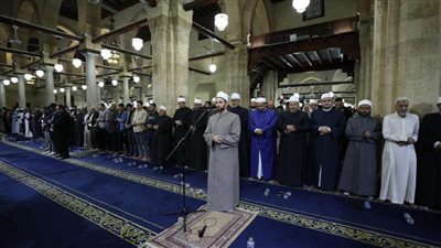 الآلاف يؤدون صلاتي العشاء والتراويح بالجامع الأزهر