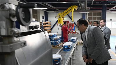 خلال جولته بالعاشر من رمضان رئيس الوزراء يزور مصنع 