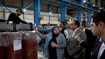 رئيس الوزراء يزور مصنع 