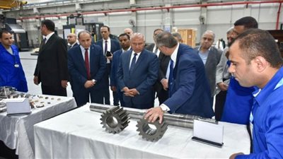 وزير النقل يتفقد ورش إيرماس المتخصصة في صيانة الجرارات (صور)
