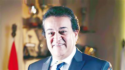 جهود ضخمة وزيارات مفاجئة لوزير الصحة فى المستشفيات لمتابعة انتظام العمل ومحاسبة المقصرين طبقا لتوجيهات القيادة السياسية