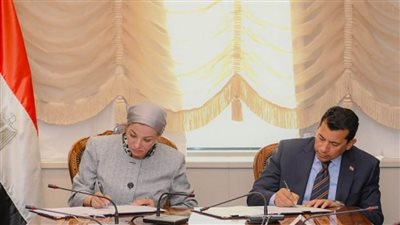وزيرا الرياضة والبيئة يوقعان بروتوكول تعاون لبناء قدرات الشباب فى العمل البيئي (صور)