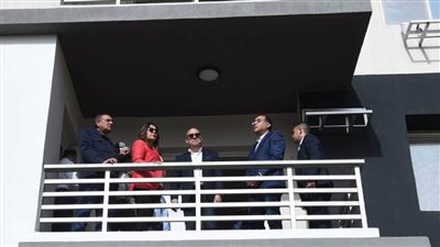 رئيس الوزراء يتفقد مشروع إسكان 