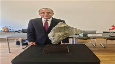 سفارة مصر في برن تنجح في استعادة جزء مقتطع من تمثال جماعي للملك رمسيس الثاني (صور)