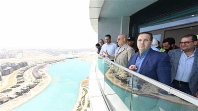 وزير الإسكان يتفقد أعمال التشطيبات بأبراج المنطقة الشاطئية ويتجول بكمبوند 