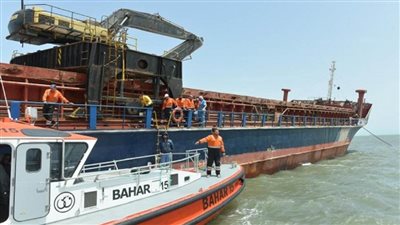 بحمولة 3 آلاف طن.. إنقاذ سفينة وطاقمها من الغرق قبل عبورها لقناة السويس (صور)