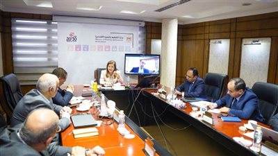 وزيرة التخطيط تناقش مع رئيس مجلس إدارة مدينة طربول الصناعية أهم إنجازات المدينة خلال العام الماضي (صور)