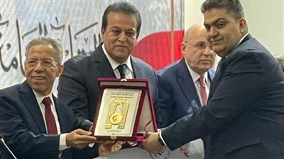 تكريم عميد طب طنطا  لاختيارة طبيبًا مثاليا على مستوى الجمهورية