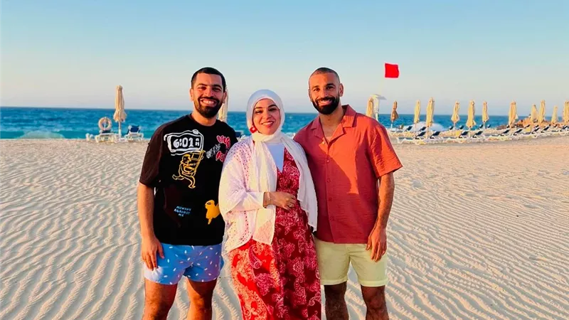 محمد صلاح مع عائلته