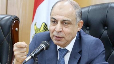 محافظ المنيا يتابع أعمال الرصف ورفع كفاءة الطرق والشوارع