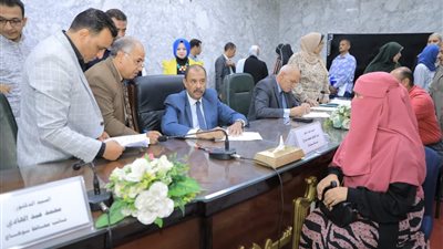 محافظ سوهاج يلتقي 300 مواطنًا لبحث شكاواهم خلال اللقاء الجماهيري