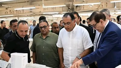 رئيس الوزراء في جولة تفقدية موسعة لعدد من المصانع بالإسكندرية