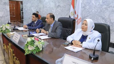 محافظ سوهاج يعقد اجتماعا مع لجنة توفيق اوضاع المشروعات المتوسطة والصغيرة والمتناهية الصغر 