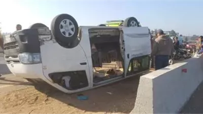 مصرع ربة منزل وإصابة زوجها وأطفالهما الثلاثة في حادث انقلاب سيارة بسوهاج 