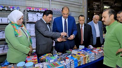 محافظ سوهاج يتفقد معرض 