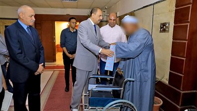 محافظ سوهاج يسلم 5 كراسي متحركة للأشخاص ذوي الاعاقة