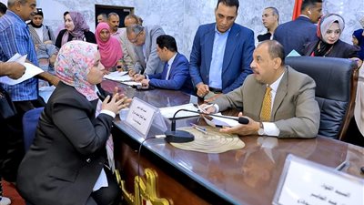 311 مواطنا يعرضون مطالبهم وشكواهم خلال اللقاء الجماهيرى بسوهاج