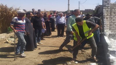 إزالة 11 حالة تعدٍ بالبناء بدون ترخيص على الأراضي الزراعية بمركز طما