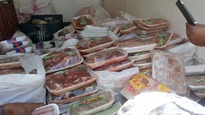 مصادرة 208 كيلو لحوم ودواجن ورنجة مجهولة المصدر في الغربية