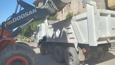 تمهيد الطرق الرئيسية والجانبية بمدينة الزينية في الأقصر 