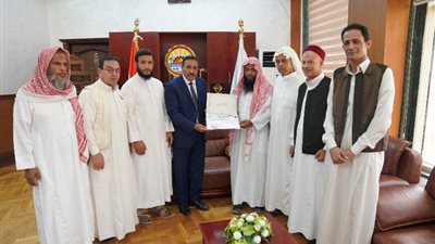 محافظ مطروح يكرم أسرة شاب لقى مصرعه أثناء إنقاذه سيدة تعرضت للغرق