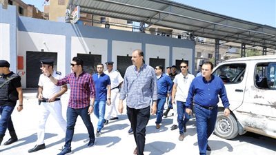 محافظ سوهاج يتابع العمل بمجمع المواقف الجديد بحي غرب