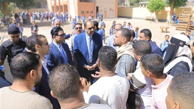 محافظ سوهاج يقيل رئيس قرية تونس ويحيل مديري مدرستين للتحقيق