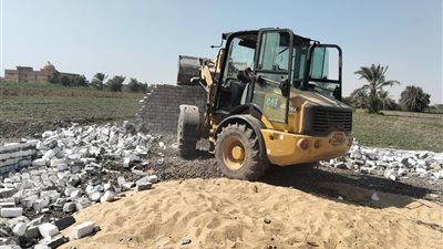 إزالة 7 حالات تعدٍ على الأراضي الزراعية بمركز طما