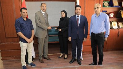 محافظ سوهاج يسلم 13 عقدا لتقنين أراضي أملاك الدولة للمواطنين