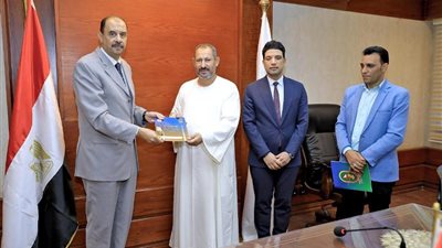 محافظ سوهاج يسلّم المواطنين 11 عقدًا لتقنين أراضي أملاك الدولة