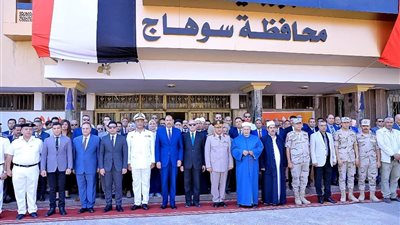 محافظ سوهاج يضع إكليلا من الزهور على النصب التذكاري لشهداء أكتوبر