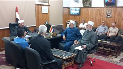 رئيس منطقة سوهاج الأزهرية يلتقي موجهي العموم لمناقشة سير العملية التعليمية 