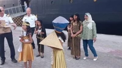 بالعروض الفنية.. استقبال باخرة سياحية فى ميناء الإسكندرية