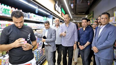محافظ سوهاج يقود حملة للرقابة على الأسواق والمحال التجارية