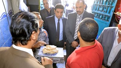 محافظ سوهاج يتفقد سوق ناصر الحضري ويتابع انتظام سير العمل بالمخابز