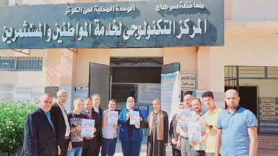 رئيس حى الكوثر تسلم 5 نماذج تصالح على مخالفات البناء للمواطنين