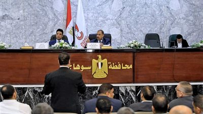 محافظ سوهاج يعقد اجتماعا لبحث آليات التخلص الآمن من نواتج تطهير الترع والمصارف المائية