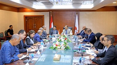 محافظ سوهاج يعقد اجتماعا مع أعضاء مجلس الشيوخ لمناقشة بعض القضايا والملفات