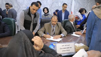 409 مواطنا يعرضون مطالبهم وشكواهم على محافظ سوهاج خلال اللقاء الجماهيري