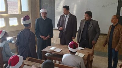 رئيس سوهاج الأزهرية يتابع سير العملية التعليمية بمعاهد ساقلتة ويكرم المتميزين