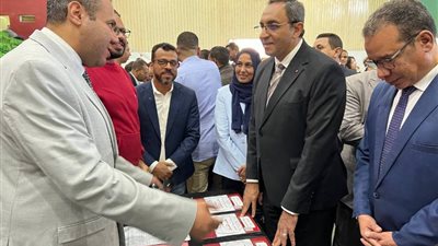 محافظ قنا يفتتح فعاليات الملتقى التوظيفي بالصالة المغطاة