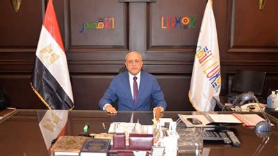 محافظ الأقصر يوجه بمراجعة لافتات المنشآت التجارية وتطبيق عناصر الهوية البصرية