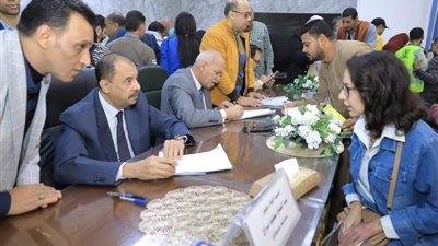 346 مواطناً يعرضون مشاكلهم وشكواهم على محافظ سوهاج خلال اللقاء الجماهيرى